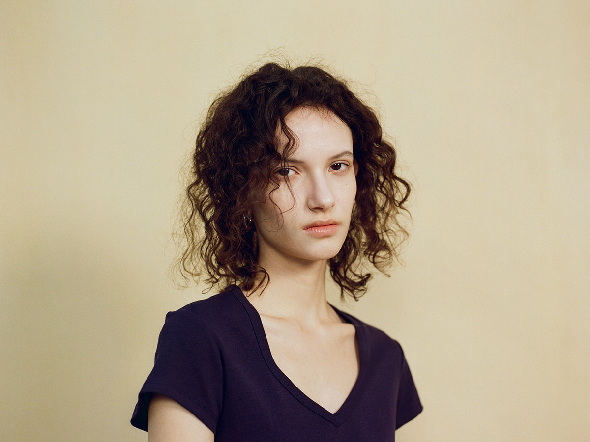 Hughum Curved V-neck Khmer knitted short T-shirt