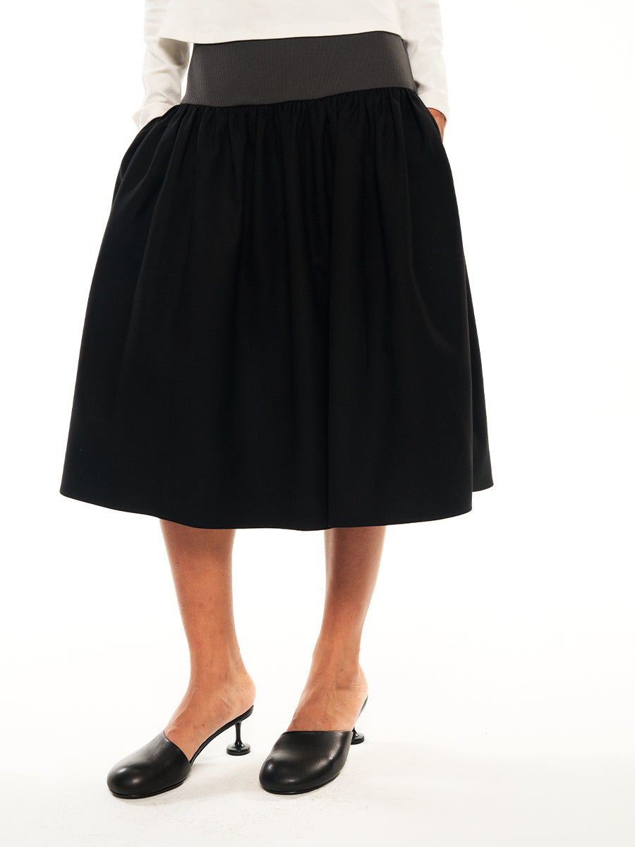 Hughum Threaded panels at the hem of a midi suit skirt