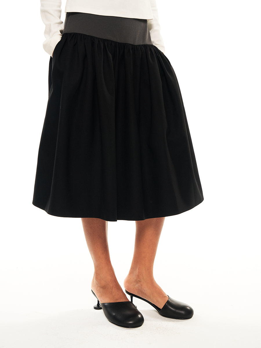 Hughum Threaded panels at the hem of a midi suit skirt