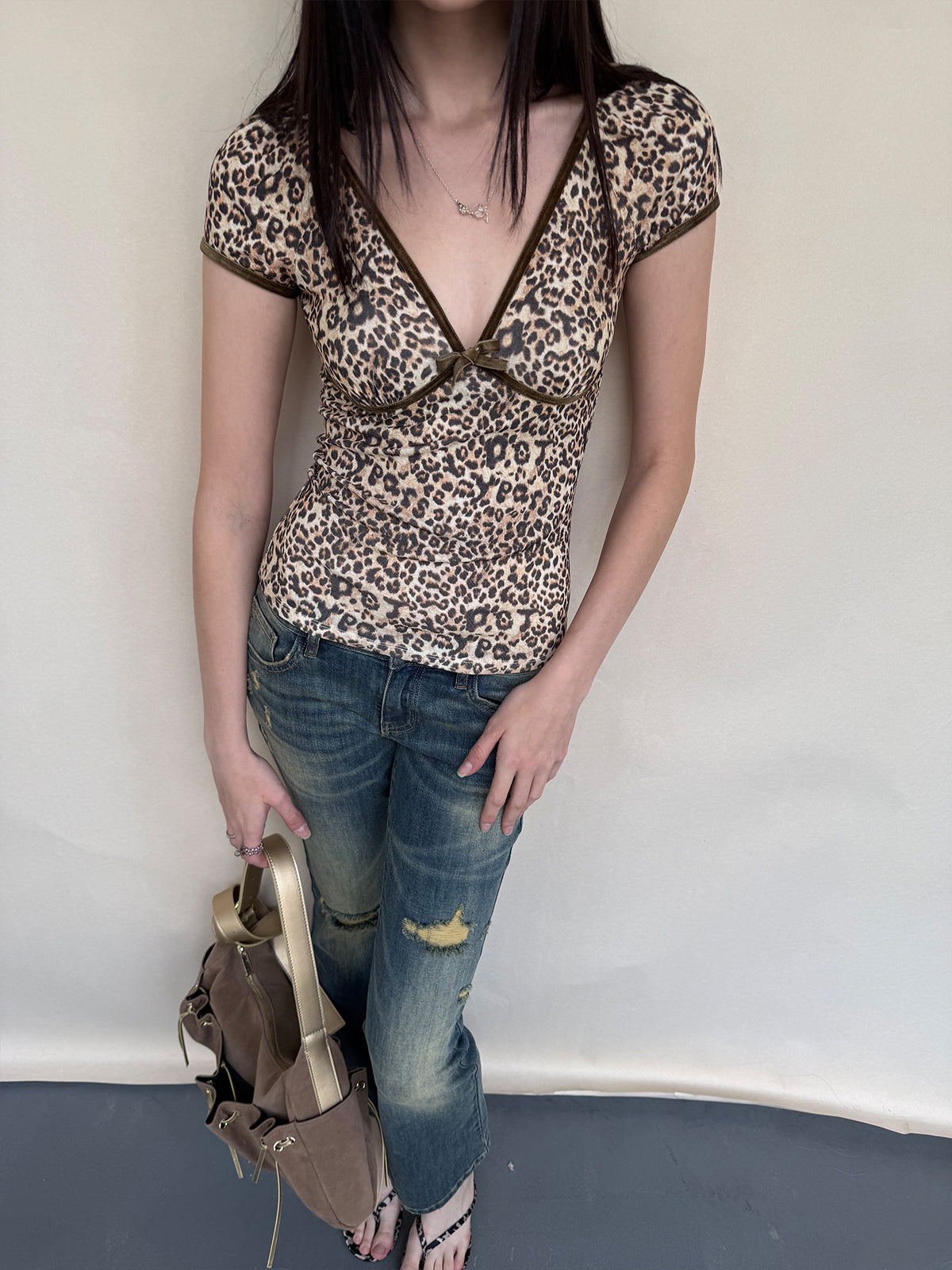 Dotyears Leopard Print Contrast Color Deep V-neck T-shirt (Two Colors)