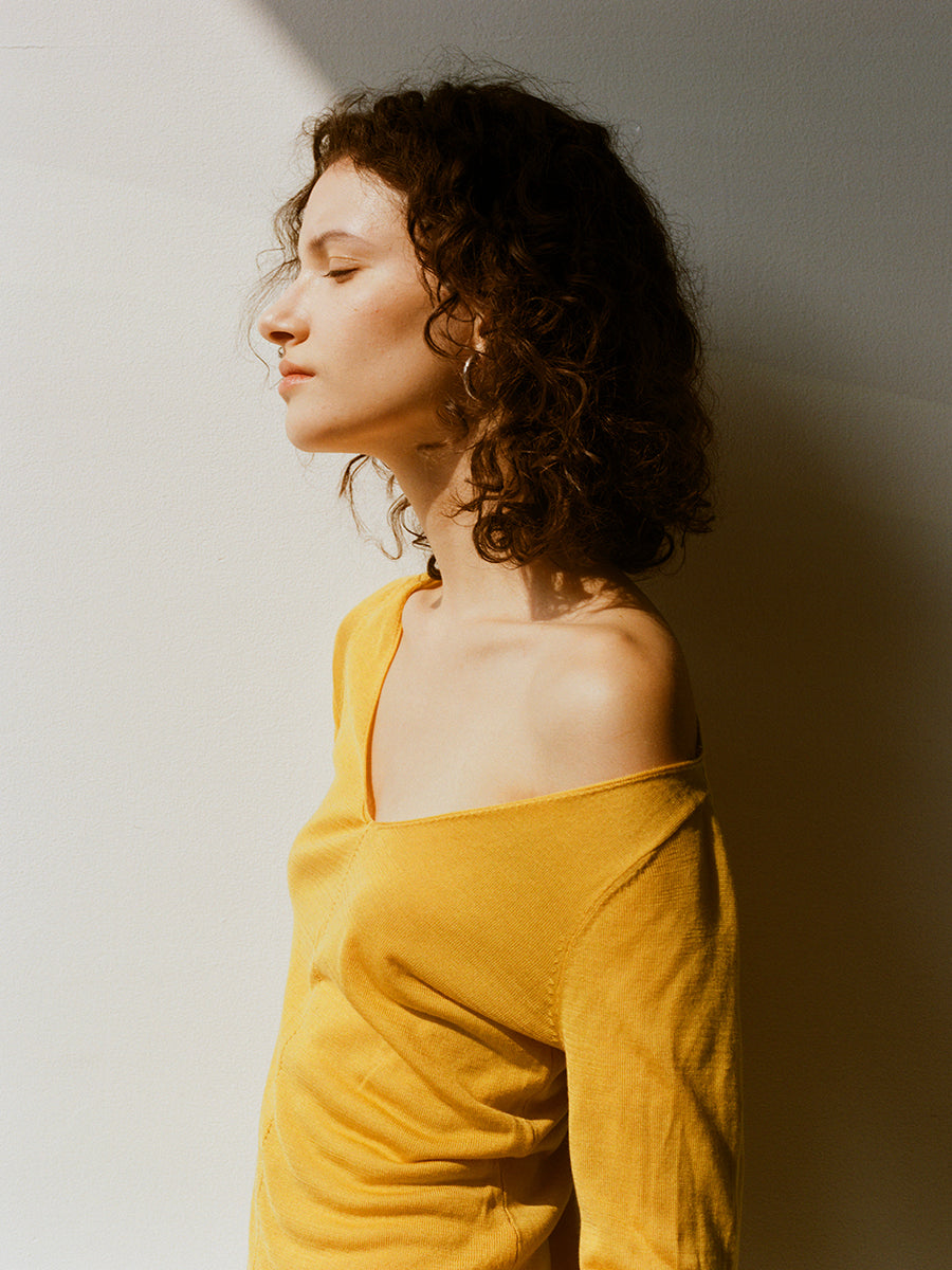 Hughum V-neck Tencel knit cut-out yellow black long sleeves